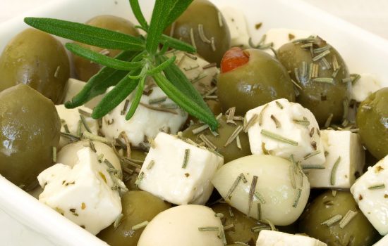 Marinierter Käse und Oliven